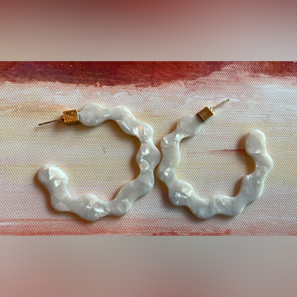 NWT- MFT White Acrylic Wavy Shaped Loop Earrings
